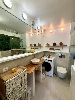 Salle de bains dans l'établissement Appt jardin privé 2 pièces piscine, tennis pétanque dans résidence