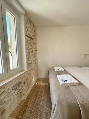 Un ou plusieurs lits dans un hébergement de l'établissement Le Cosy Revely, 2 pièces sur les remparts , climatisé