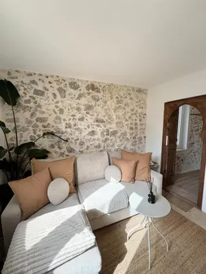 Coin salon dans l'établissement Le Cosy Revely, 2 pièces sur les remparts , climatisé