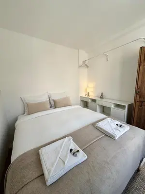 Un ou plusieurs lits dans un hébergement de l'établissement Le Cosy Revely, 2 pièces sur les remparts , climatisé