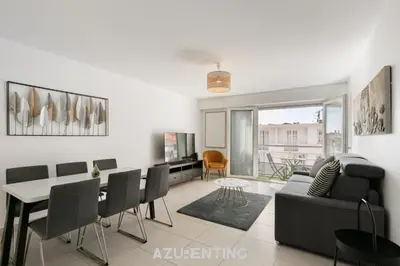 Coin salon dans l'établissement Azurenting - T3 Cœur d'Antibes - Clim - Parking