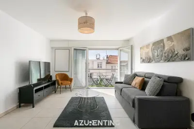 Télévision ou salle de divertissement dans l'établissement Azurenting - T3 Cœur d'Antibes - Clim - Parking