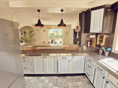 Cuisine ou kitchenette dans l'établissement Family home in Antibes 4 bedrooms