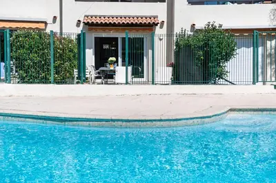 Piscine de l'établissement Two bedroom Cap d' Antibes ou située à proximité