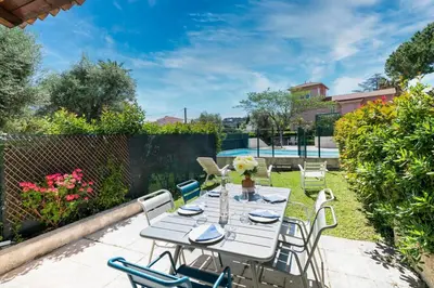 Piscine de l'établissement Two bedroom Cap d' Antibes ou située à proximité