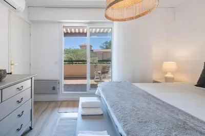 Un ou plusieurs lits dans un hébergement de l'établissement Two bedroom Cap d' Antibes