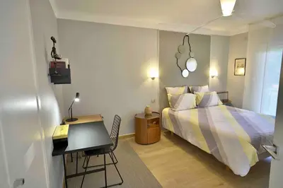 Un ou plusieurs lits dans un hébergement de l'établissement Appartement chic à Cannes, avec terrasse et cheminée, 83 m²