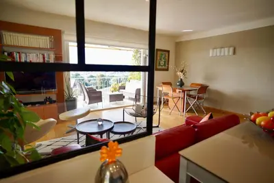 Coin salon dans l'établissement Appartement chic à Cannes, avec terrasse et cheminée, 83 m²