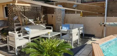 Piscine de l'établissement Le Calme au Centre Ville à 10 minutes à pied de la Croisette et des plages ou située à proximité