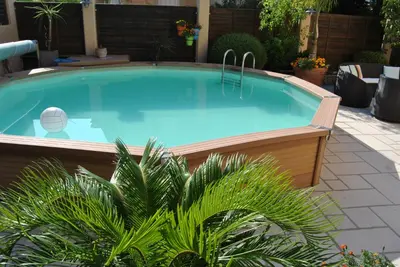 Piscine de l'établissement Le Calme au Centre Ville à 10 minutes à pied de la Croisette et des plages ou située à proximité