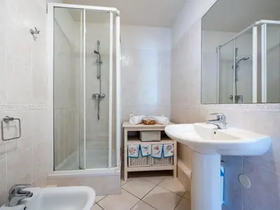 Salle de bains dans l'établissement Apartment Les allées du Cap-2 by Interhome