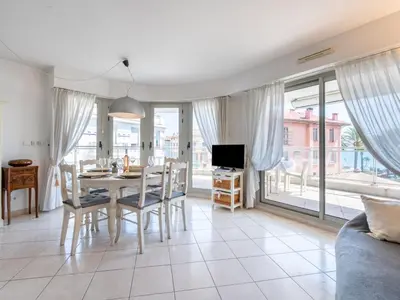 Télévision ou salle de divertissement dans l'établissement Apartment Les allées du Cap-2 by Interhome