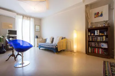 Coin salon dans l'établissement Large 1 Bedroom with Balcony City Centre