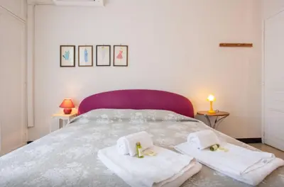Un ou plusieurs lits dans un hébergement de l'établissement Large 1 Bedroom with Balcony City Centre