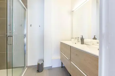 Salle de bains dans l'établissement Moderne appartement 2 chambres1 salle de bain terrasse calmeaperçu mer