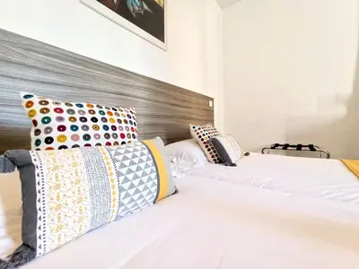 Un ou plusieurs lits dans un hébergement de l'établissement Lovely and Modern 1 Bedroom City Centre Cannes