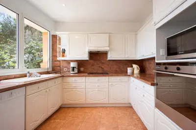 Cuisine ou kitchenette dans l'établissement Villa Cannes I Deluxe Seafront - Sea View - Garden & Terrace -Prime Location-