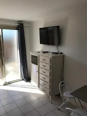 Télévision ou salle de divertissement dans l'établissement Residence Acapulco