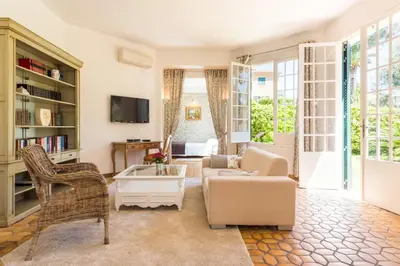 Télévision ou salle de divertissement dans l'établissement Hotel Mas Djoliba