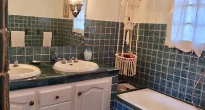 Salle de bains dans l'établissement Villa l'Air du temps