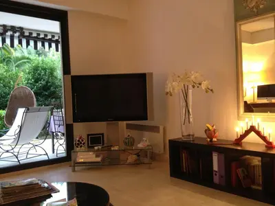 Télévision ou salle de divertissement dans l'établissement Un Coin de Paradis