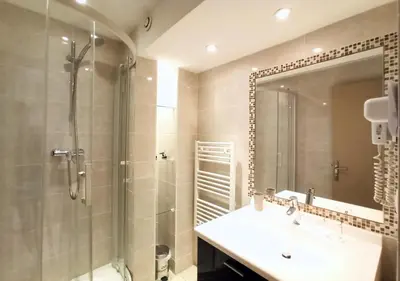 Salle de bains dans l'établissement Viva Riviera 2 Bedrooms 2 Bathrooms Rue Florian