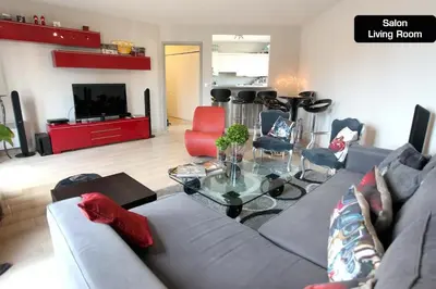 Coin salon dans l'établissement Coeur de Cannes - 2 pièces moderne