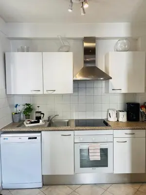 Cuisine ou kitchenette dans l'établissement Balcony in Heart of Old Antibes, AC, View