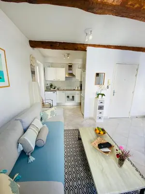 Cuisine ou kitchenette dans l'établissement Balcony in Heart of Old Antibes, AC, View