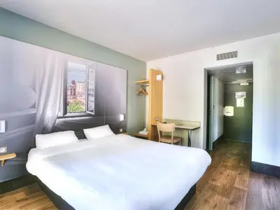 Un ou plusieurs lits dans un hébergement de l'établissement B&B HOTEL Villeneuve Loubet Village