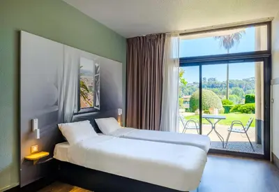 Un ou plusieurs lits dans un hébergement de l'établissement B&B HOTEL Villeneuve Loubet Village