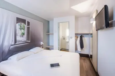 Un ou plusieurs lits dans un hébergement de l'établissement B&B HOTEL Villeneuve Loubet Plage