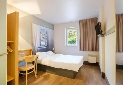 Un ou plusieurs lits dans un hébergement de l'établissement B&B HOTEL Villeneuve Loubet Plage