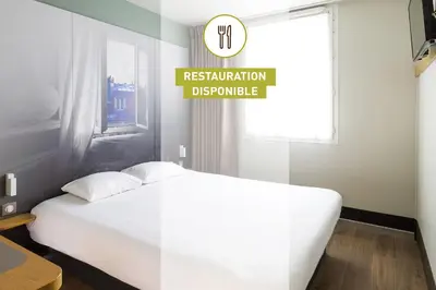 Un ou plusieurs lits dans un hébergement de l'établissement B&B HOTEL Villeneuve Loubet Plage