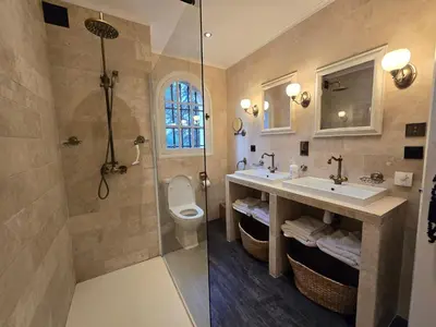 Salle de bains dans l'établissement Villa Vuyani Antibes