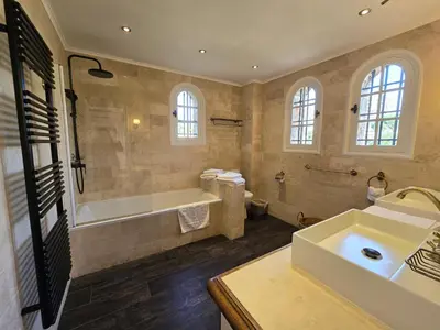 Salle de bains dans l'établissement Villa Vuyani Antibes
