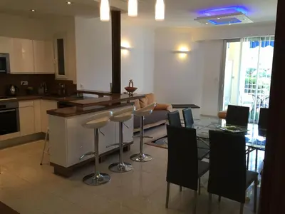 Cuisine ou kitchenette dans l'établissement Appartement Cannes sur Croisette