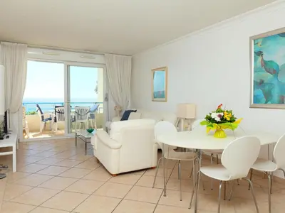 Coin salon dans l'établissement Apartment Le Grand Large by Interhome
