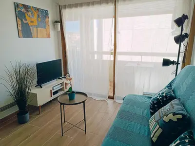 Télévision ou salle de divertissement dans l'établissement 2 pièces climatisé avec balcon dans le vieil Antibes, résidence avec ascenseur