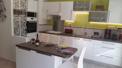 Cuisine ou kitchenette dans l'établissement Central avec Jardin
