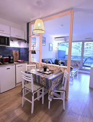 Cuisine ou kitchenette dans l'établissement Studio 4 pers piscine plage à pied