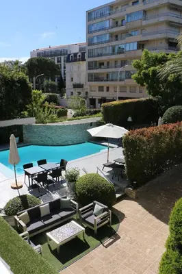 Piscine de l'établissement Hôtel Victoria ou située à proximité