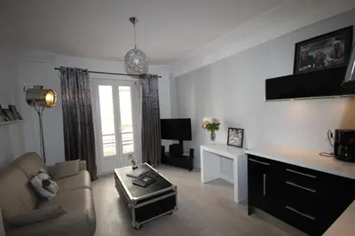 Télévision ou salle de divertissement dans l'établissement From Hollywood to Bollywood 2 Bedrooms 2 Bathrooms - 1 min from Croisette&Beach, 12 Min from the Palais