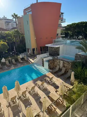 Piscine de l'établissement Antibes Port - Terrasse - Parking - Piscine ou située à proximité