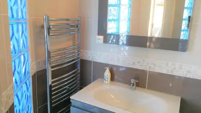 Salle de bains dans l'établissement La Pinede