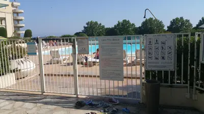 Piscine de l'établissement Les Pins Bleus ou située à proximité