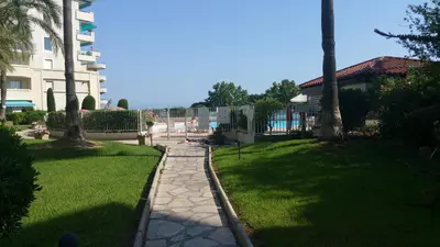 Piscine de l'établissement Les Pins Bleus ou située à proximité