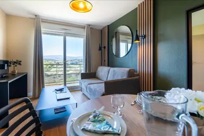 Coin salon dans l'établissement Nemea Appart Hotel Green Side Biot Sophia Antipolis