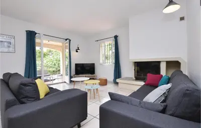 Télévision ou salle de divertissement dans l'établissement Stunning Home In Vallauris