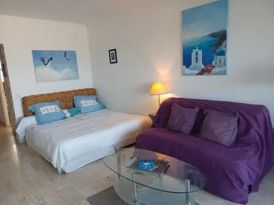 Un ou plusieurs lits dans un hébergement de l'établissement Grand studio vue mer à Marina Baie des Anges